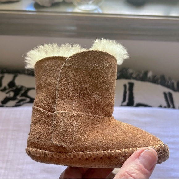 UGG Chestnut Sheepskin Lined Suede Baby Booties Size 2/3 Baby - Picture 5 of 12